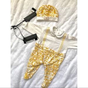Unisex Young Versace 0-2 months Onesie & Hat